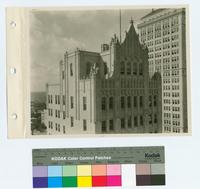 Dallas National Bank Building (Dallas, Tex.): detailed exterior view of top floors, corner perspective